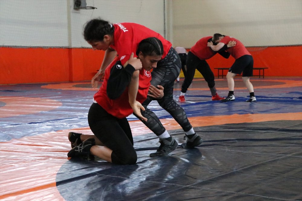 Genç Kadın Güreşçilerin Hedefi Dünya Şampiyonluğu