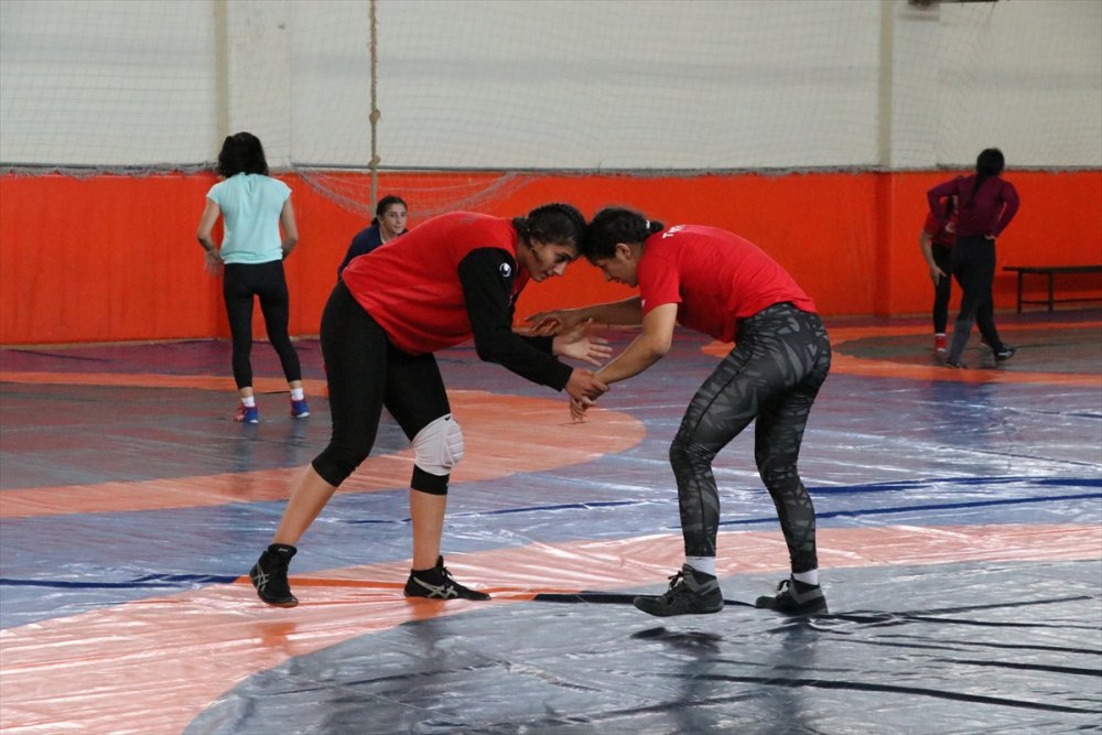 Genç Kadın Güreşçilerin Hedefi Dünya Şampiyonluğu