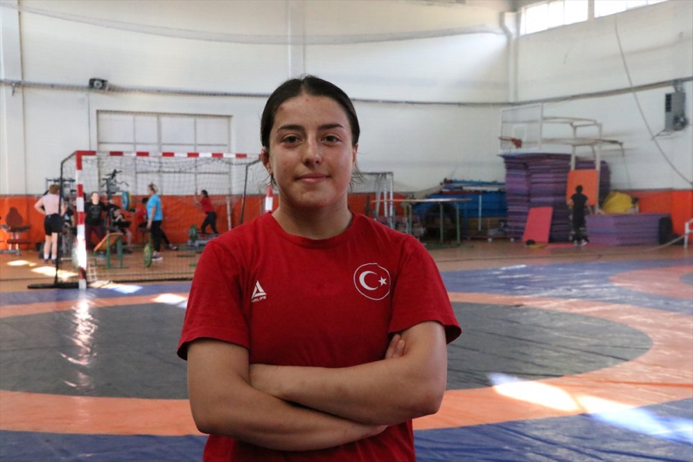 Genç Kadın Güreşçilerin Hedefi Dünya Şampiyonluğu