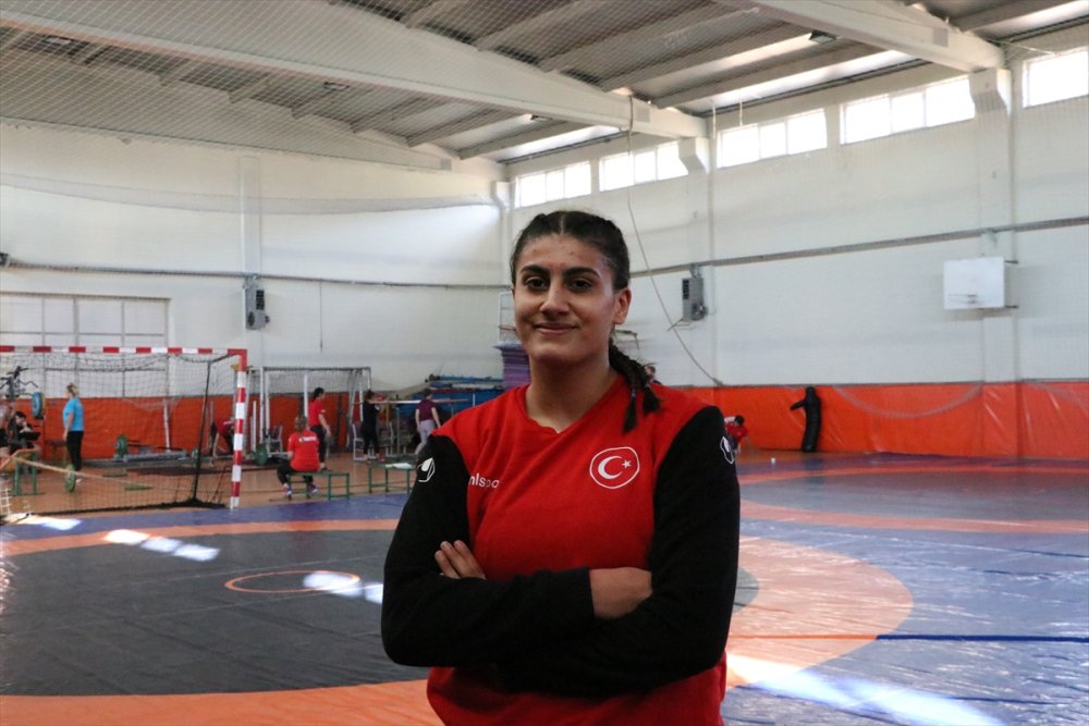 Genç Kadın Güreşçilerin Hedefi Dünya Şampiyonluğu
