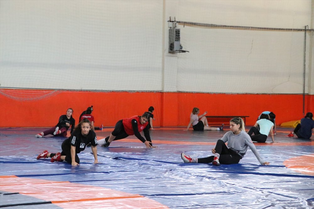 Genç Kadın Güreşçilerin Hedefi Dünya Şampiyonluğu