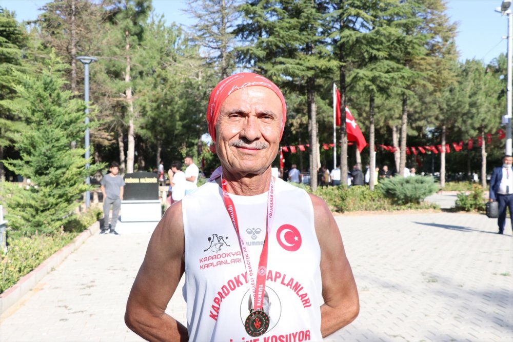 Kapadokyalı Dede, Şehit Ömer Halisdemir'in Kabrini Ziyaret Etmek İçin 123 Kilometrelik Koşuya Katıldı