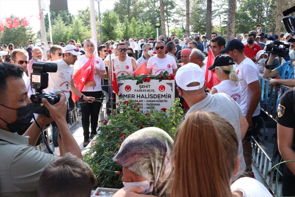Kapadokyalı Dede, Şehit Ömer Halisdemir'in Kabrini Ziyaret Etmek İçin 123 Kilometrelik Koşuya Katıldı