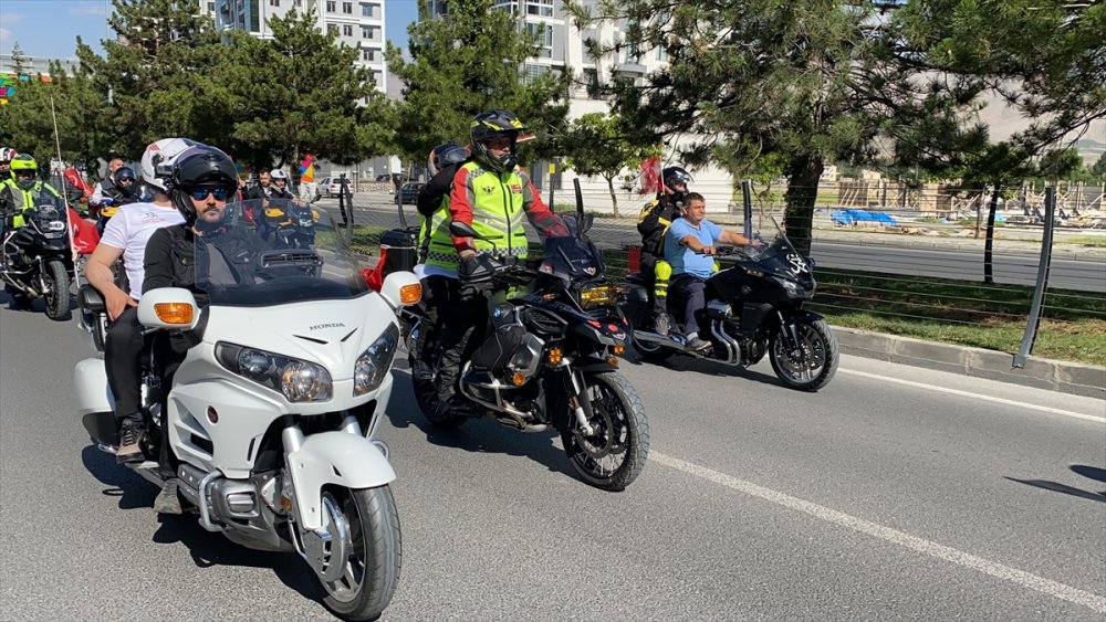 Niğde Valiliğince, 15 Temmuz'un Kahraman Şehidi Halisdemir'in Kabrinde Tören Düzenlendi