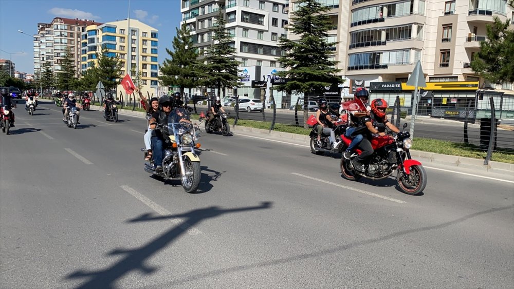 Niğde Valiliğince, 15 Temmuz'un Kahraman Şehidi Halisdemir'in Kabrinde Tören Düzenlendi