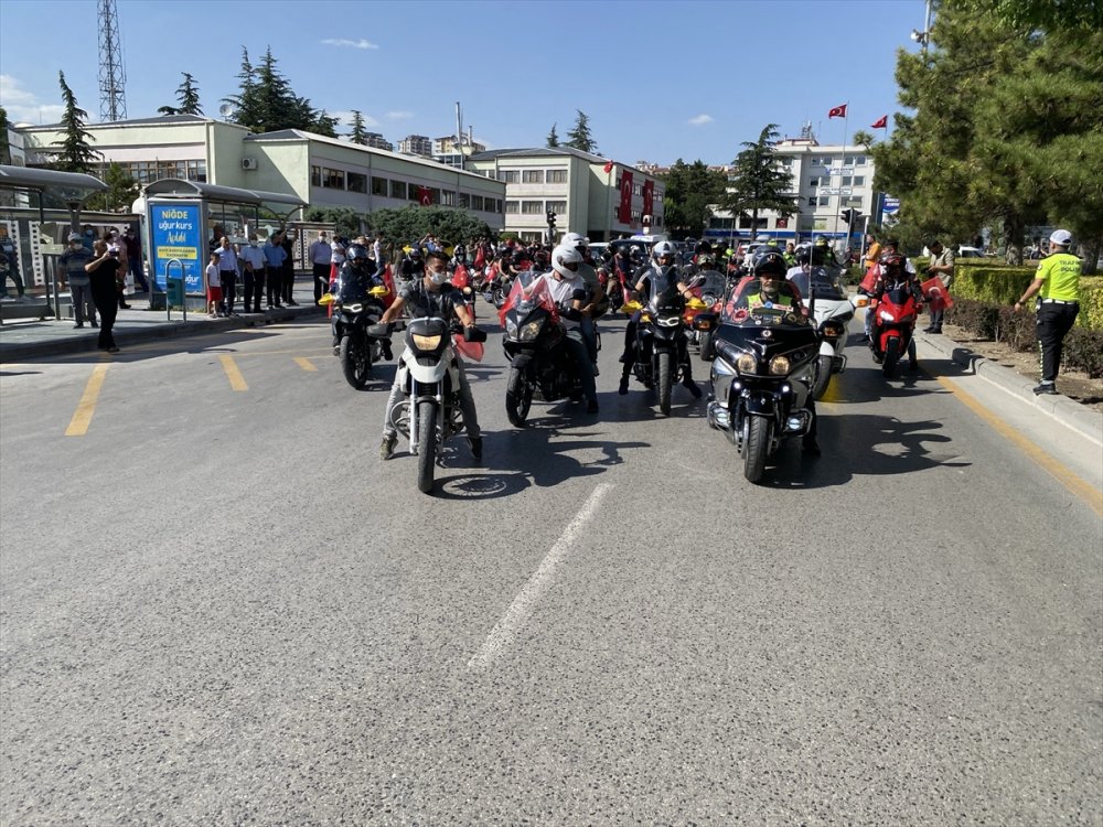 Niğde Valiliğince, 15 Temmuz'un Kahraman Şehidi Halisdemir'in Kabrinde Tören Düzenlendi