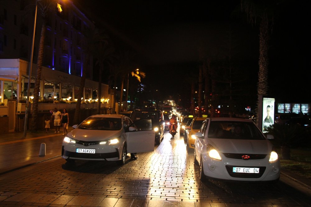 Antalya'da Bayram Tatili Yoğunluğu Başladı