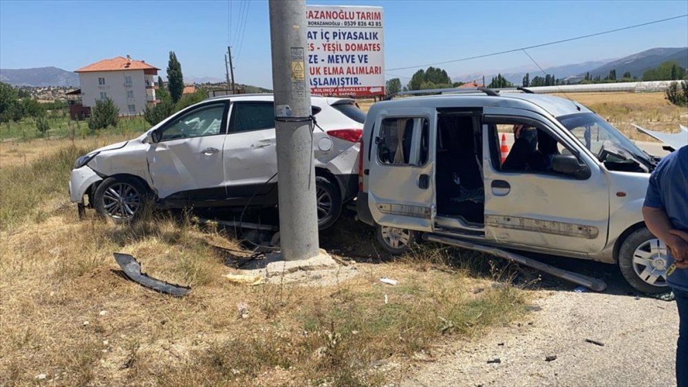 Antalya'da İki Otomobil Çarpıştı: 3 Yaralı
