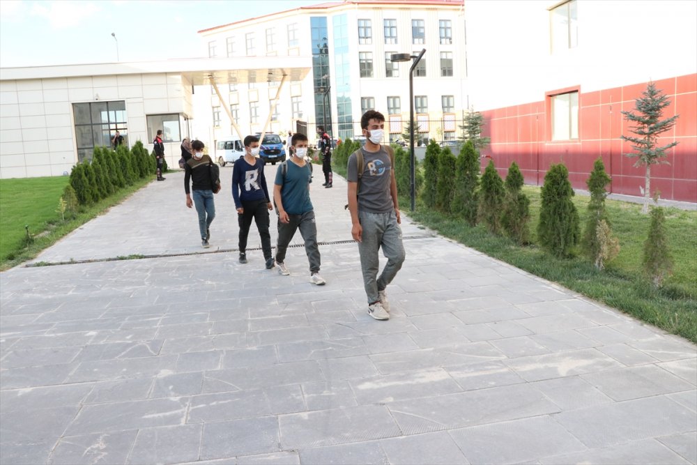 Niğde'de Yurda Yasa Dışı Yollarla Giren 85 Yabancı Uyruklu Yakalandı