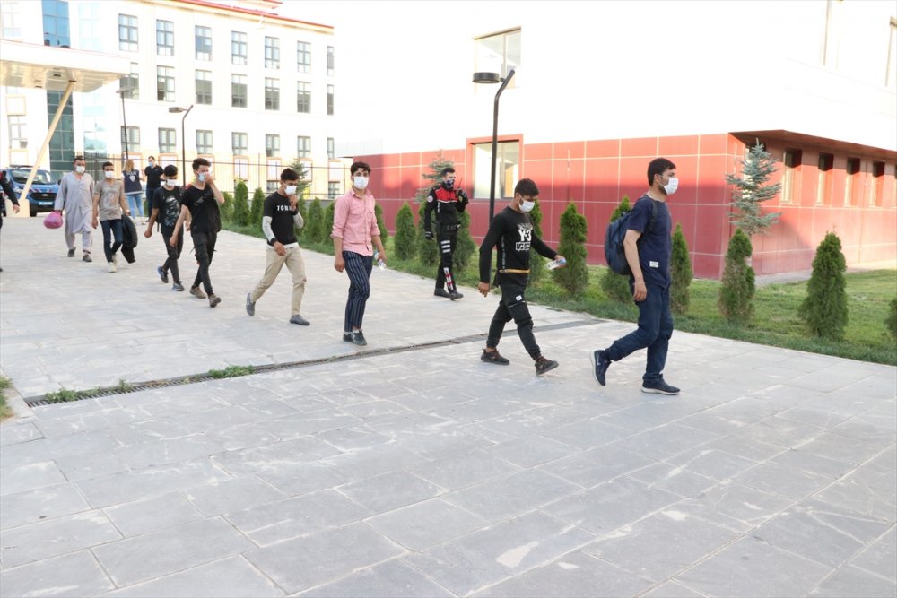 Niğde'de Yurda Yasa Dışı Yollarla Giren 85 Yabancı Uyruklu Yakalandı