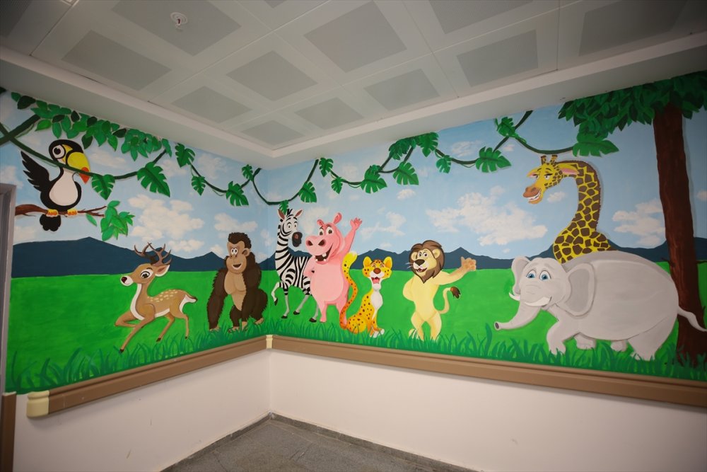 Aksaray'da Hastaneye Gelen Çocuklar İçin Duvarlar Süslendi