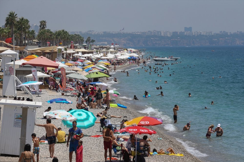 Antalya'da Bayramla Birlikte Korona Unutuldu