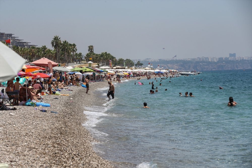Antalya'da Bayramla Birlikte Korona Unutuldu