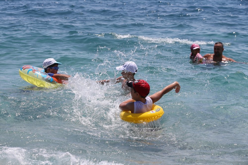 Antalya'da Bayramla Birlikte Korona Unutuldu