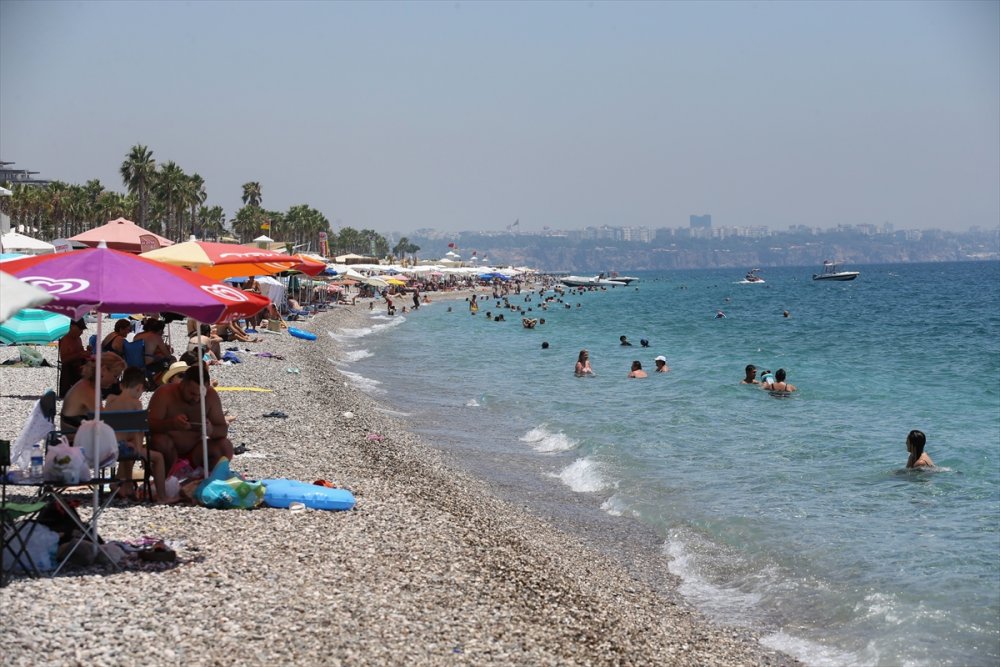 Antalya'da Bayramla Birlikte Korona Unutuldu