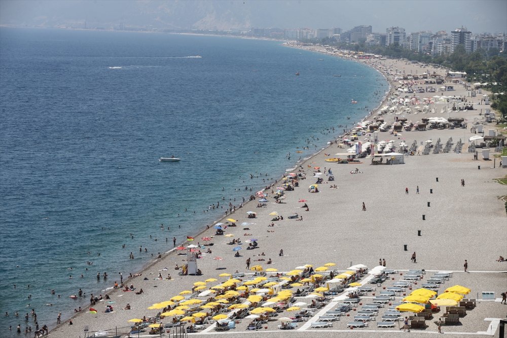 Antalya'da Bayramla Birlikte Korona Unutuldu