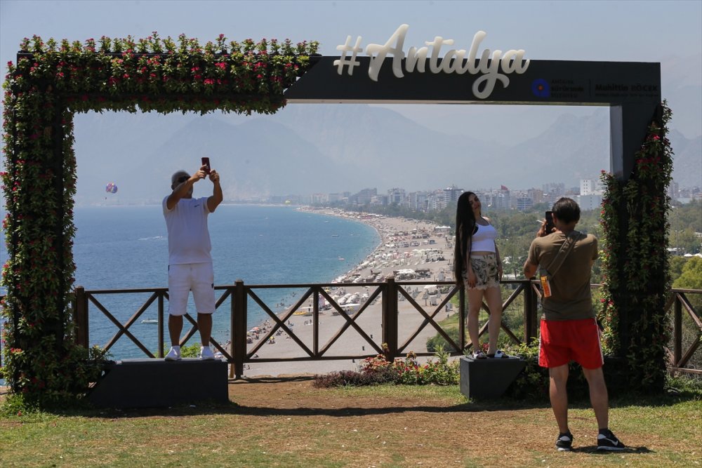 Antalya'da Bayramla Birlikte Korona Unutuldu