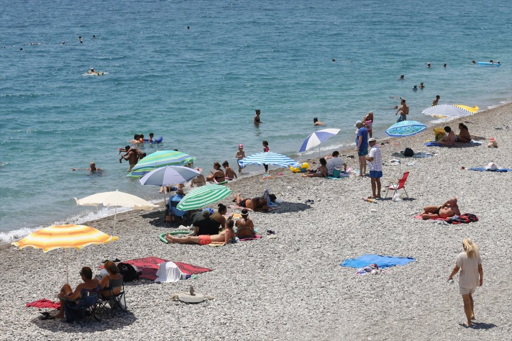 Antalya'da Bayramla Birlikte Korona Unutuldu