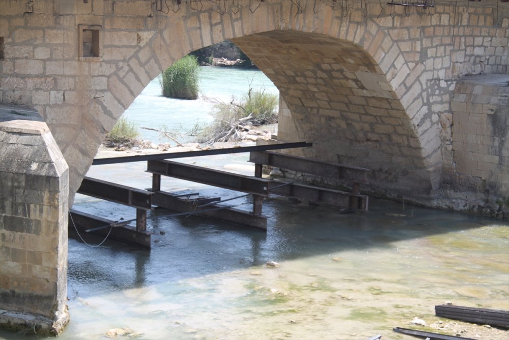 Silifke'de Tarihi Taş Köprü Bakıma Alınıyor