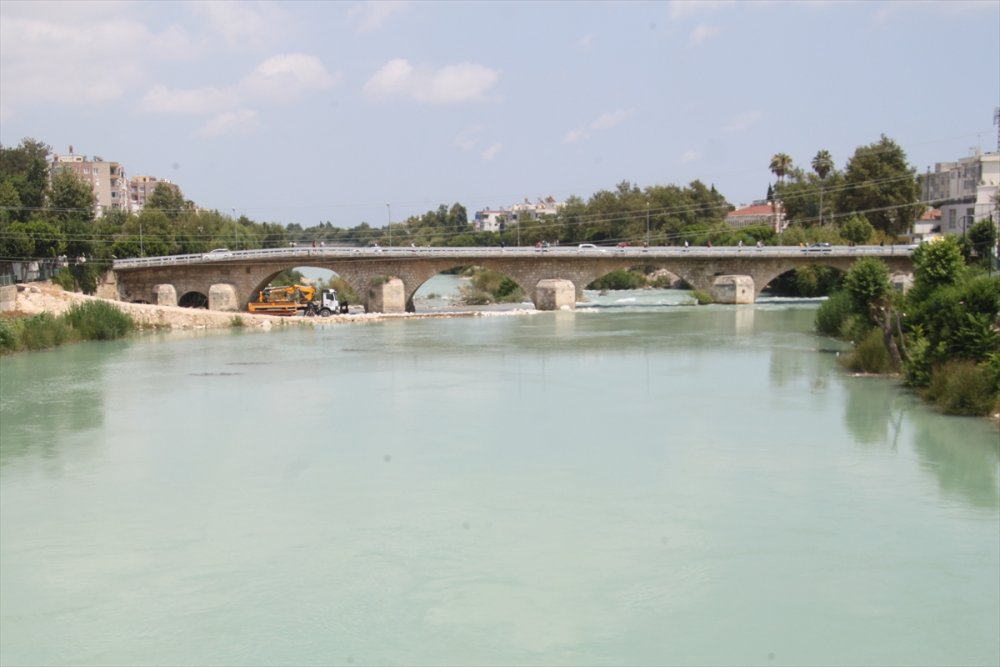 Silifke'de Tarihi Taş Köprü Bakıma Alınıyor
