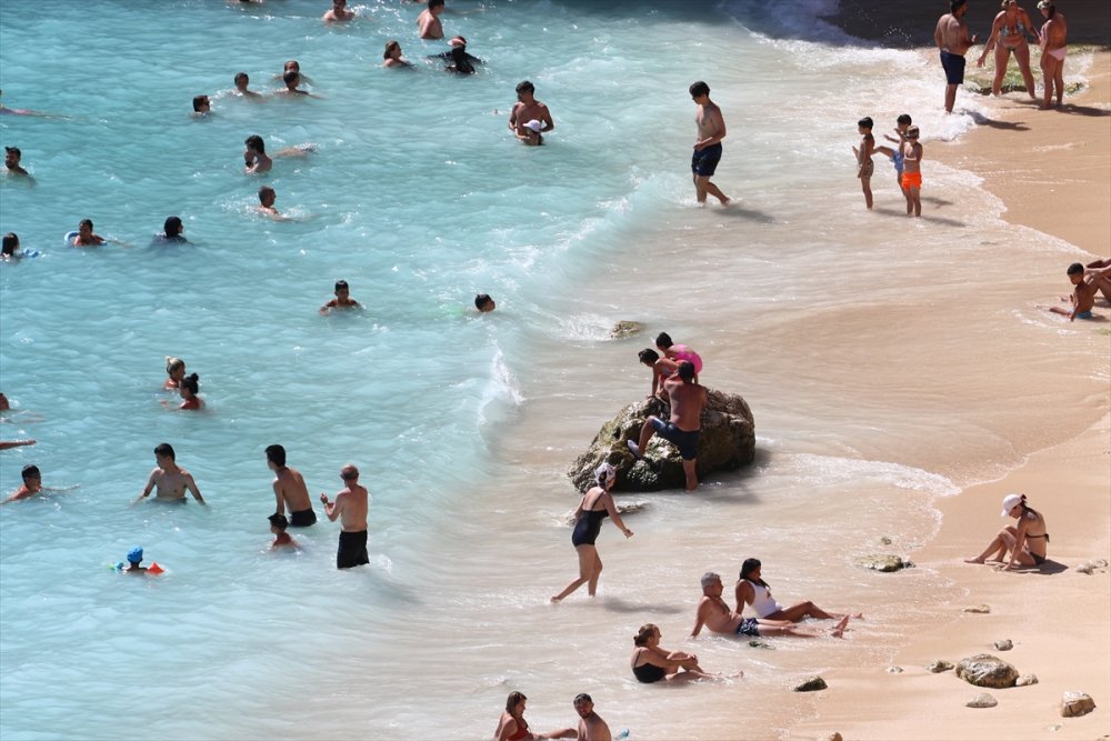 Dünyaca Ünlü Kaputaş Plajı'ndaki Yoğunluk Drone İle Görüntülendi