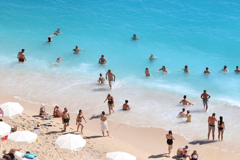 Dünyaca Ünlü Kaputaş Plajı'ndaki Yoğunluk Drone İle Görüntülendi