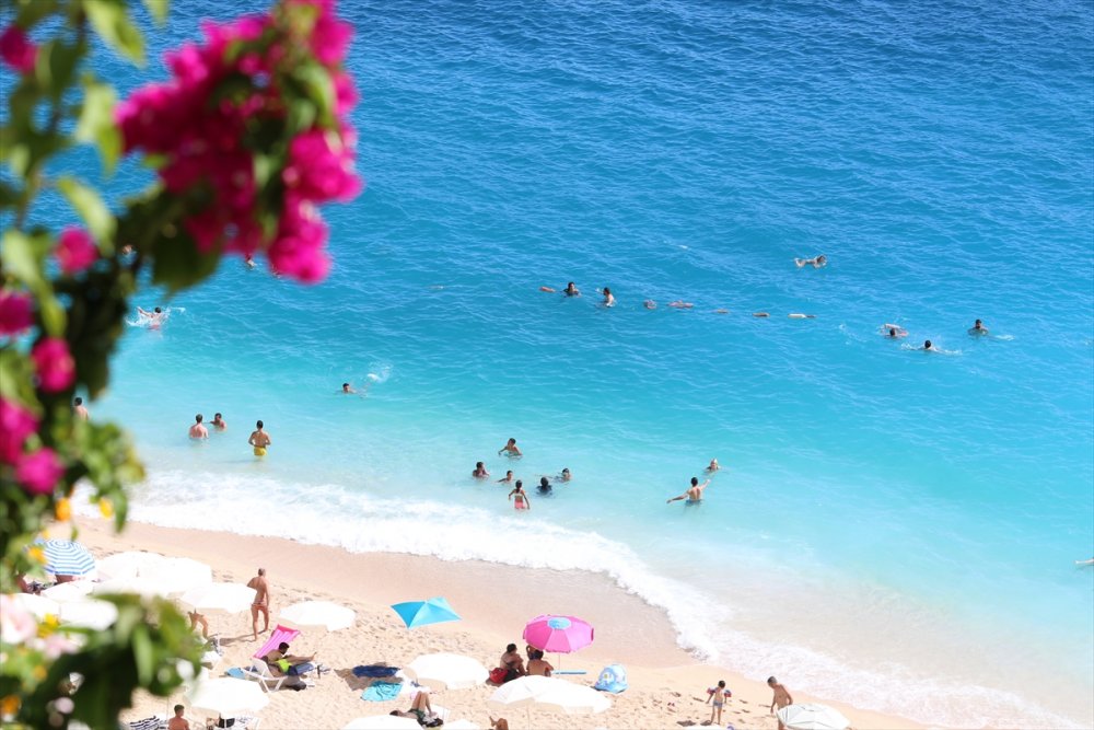 Dünyaca Ünlü Kaputaş Plajı'ndaki Yoğunluk Drone İle Görüntülendi