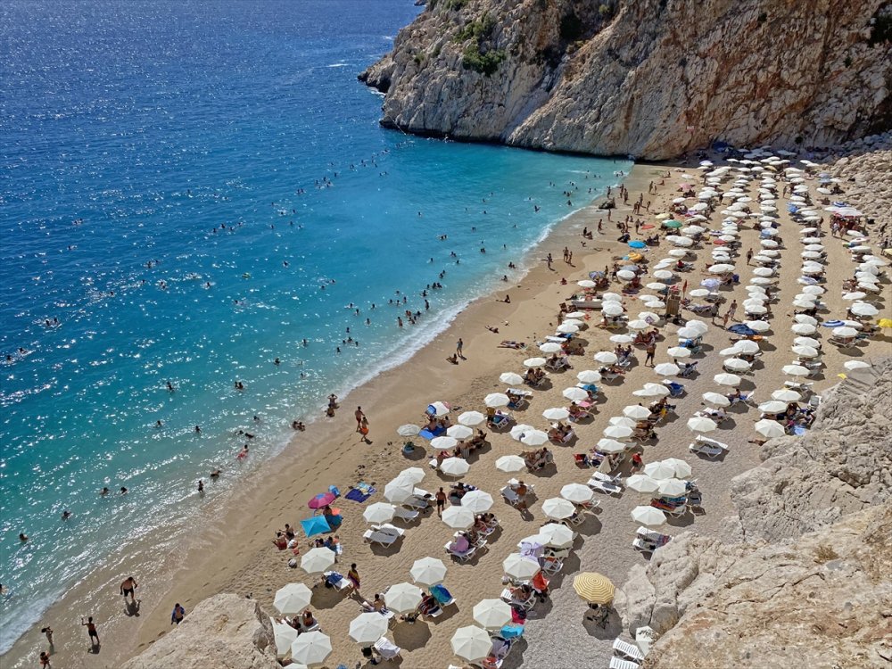 Dünyaca Ünlü Kaputaş Plajı'ndaki Yoğunluk Drone İle Görüntülendi