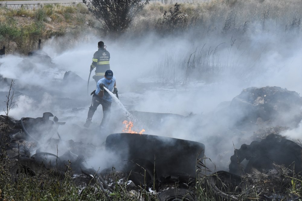 Eskişehir'de Boş Arazide Bulunan Lastikler Alev Aldı