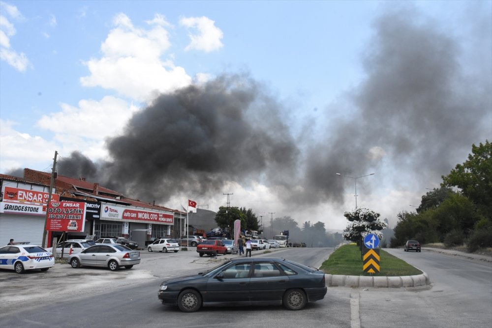 Eskişehir'de Boş Arazide Bulunan Lastikler Alev Aldı
