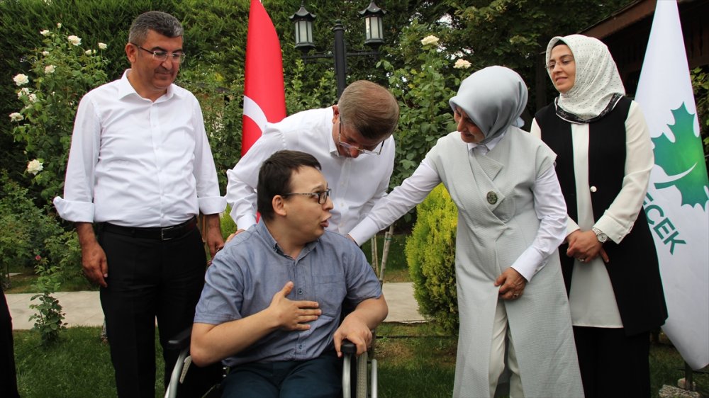 Gelecek Partisi Genel Başkanı Davutoğlu Partililerle Evinde Bayramlaştı