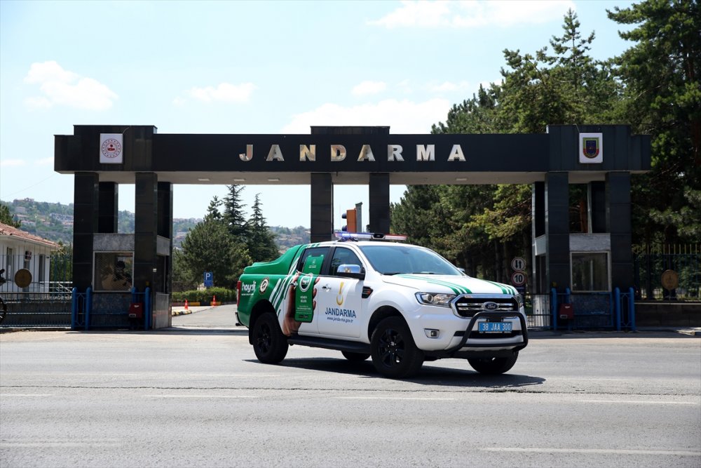 Jandarmanın Özel Timi Çevre Ve Hayvanlar İçin Mesaide