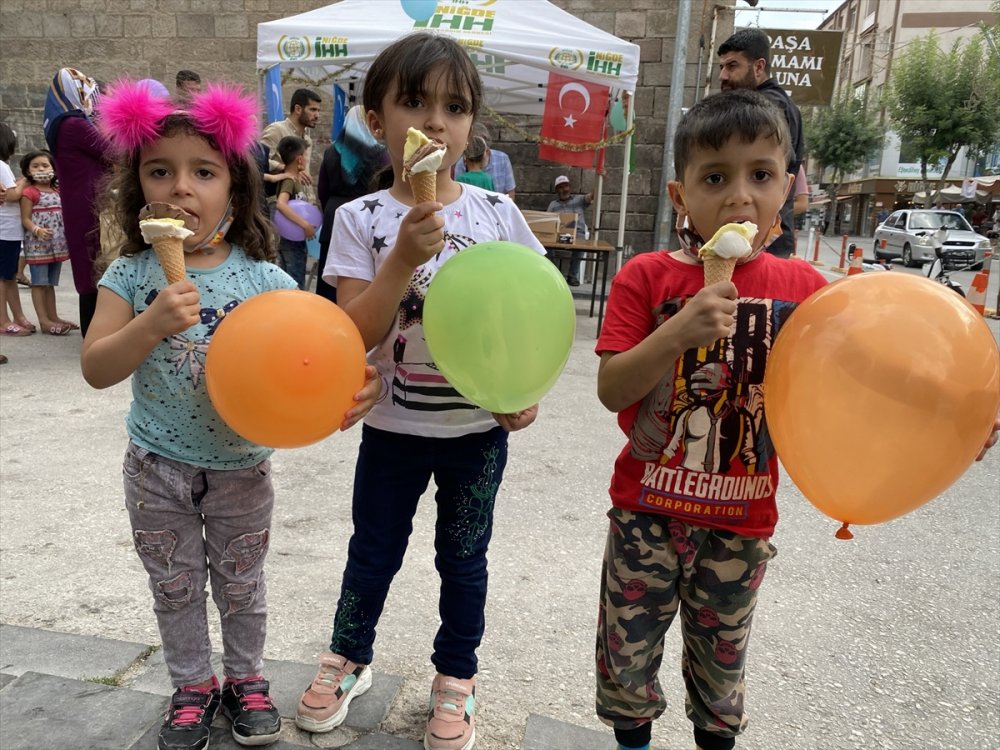 Niğde'de İHH'dan Çocuklara Dondurma