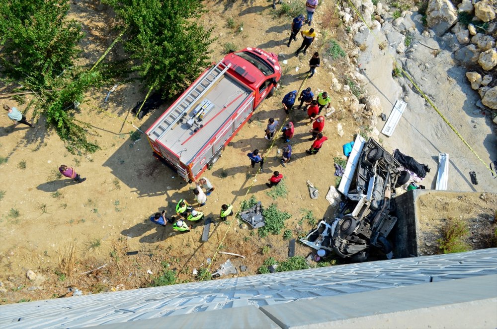 Mersin'de Üniversite Kamyoneti Devrildi: 2 Ölü, 1 Yaralı