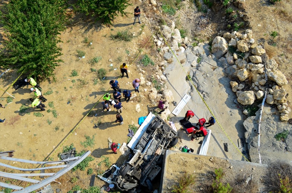 Mersin'de Üniversite Kamyoneti Devrildi: 2 Ölü, 1 Yaralı
