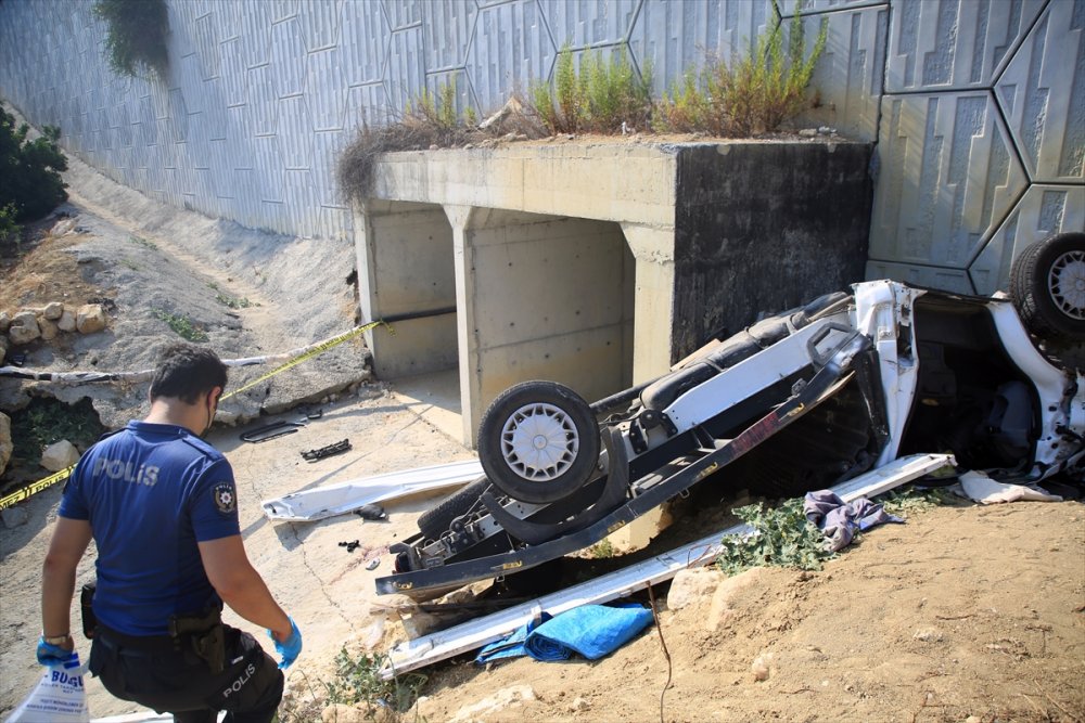 Mersin'de Üniversite Kamyoneti Devrildi: 2 Ölü, 1 Yaralı