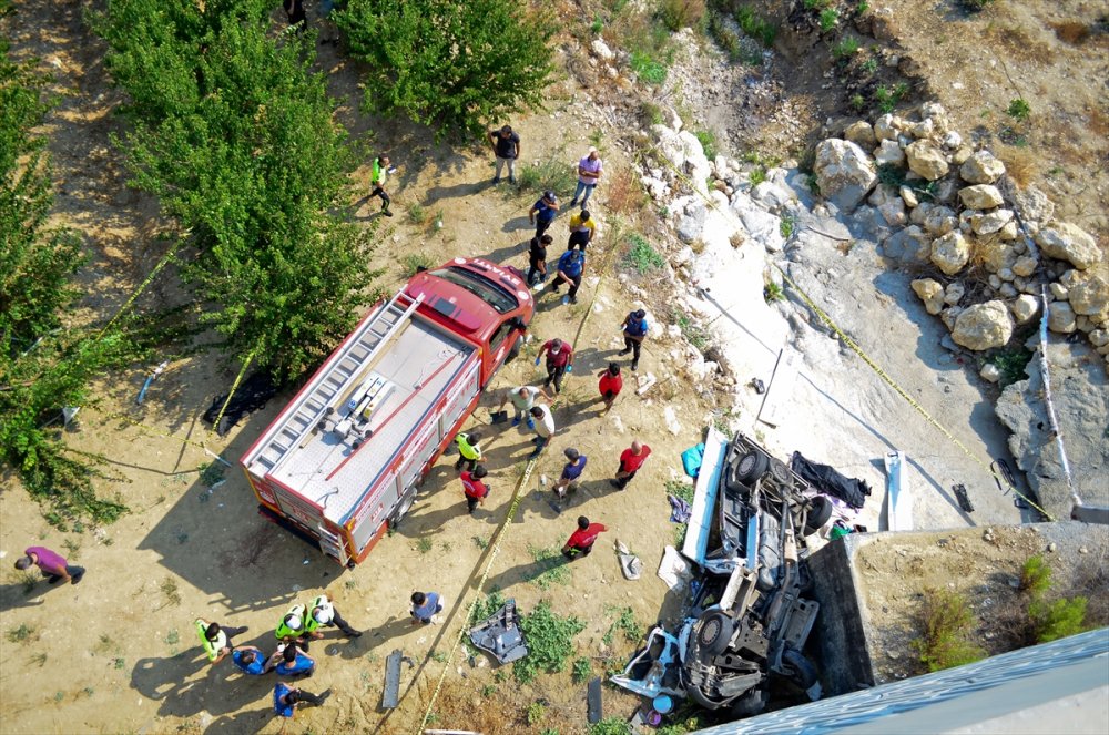 Mersin'de Üniversite Kamyoneti Devrildi: 2 Ölü, 1 Yaralı