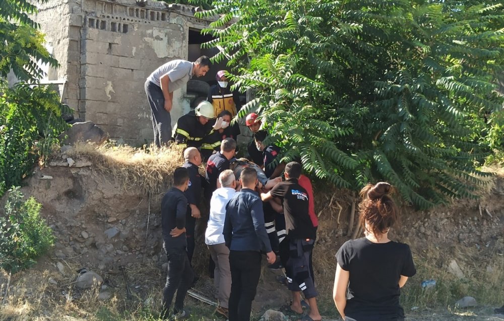 Bahçede Uyuyan Çocuk Kaza Yapan Otomobilden Kıl Payı Kurtuldu