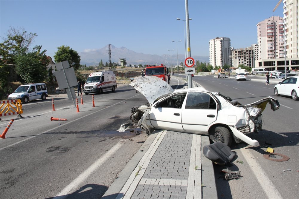 Bahçede Uyuyan Çocuk Kaza Yapan Otomobilden Kıl Payı Kurtuldu