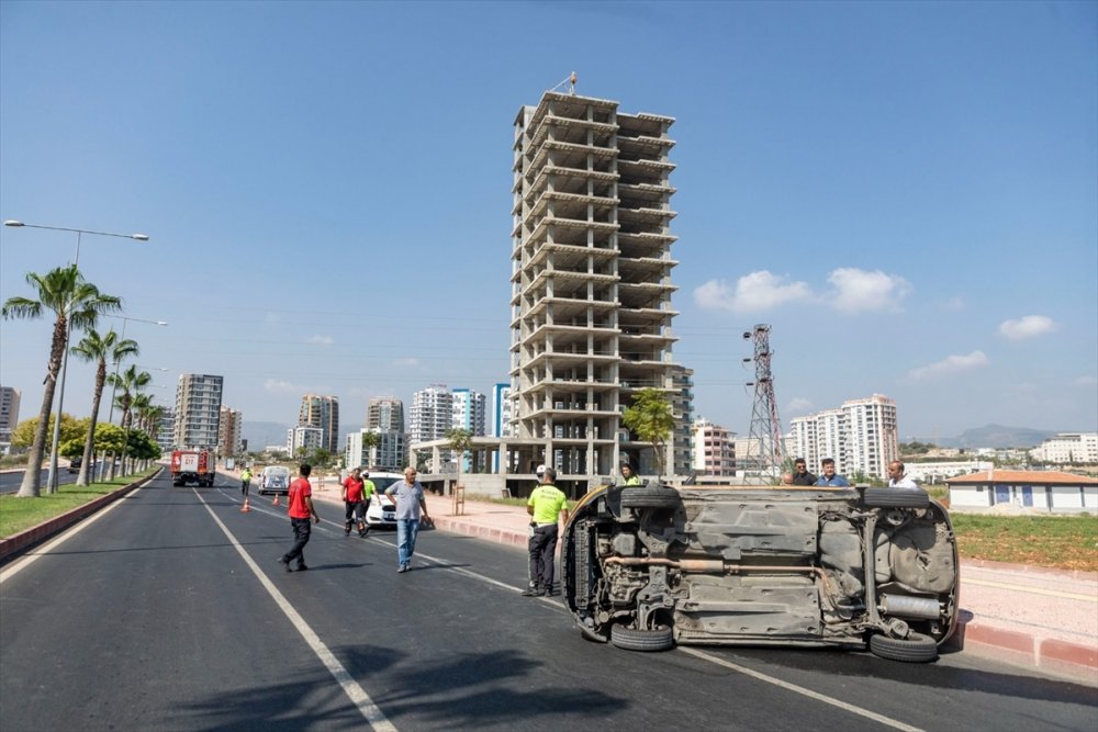 Mersin'de Devrilen Taksinin Şoförü Yaralandı