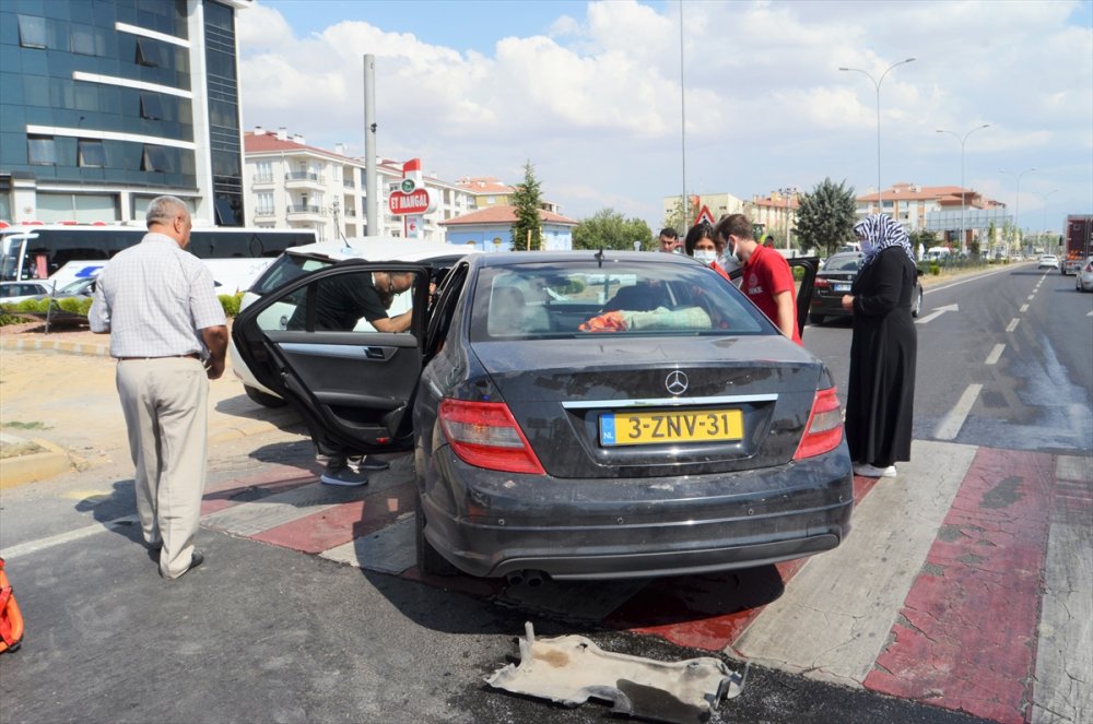 Aksaray'da İki Otomobil Çarpıştı: 6 Yaralı