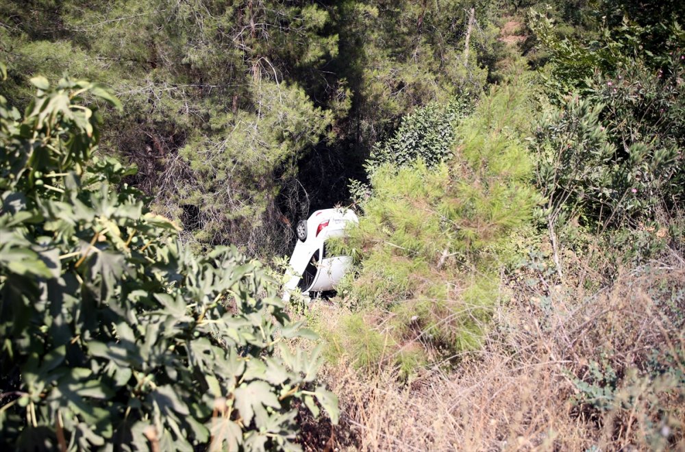 Antalya'da Şarampole Yuvarlanan Otomobildeki 4 Rus Turist Yaralandı