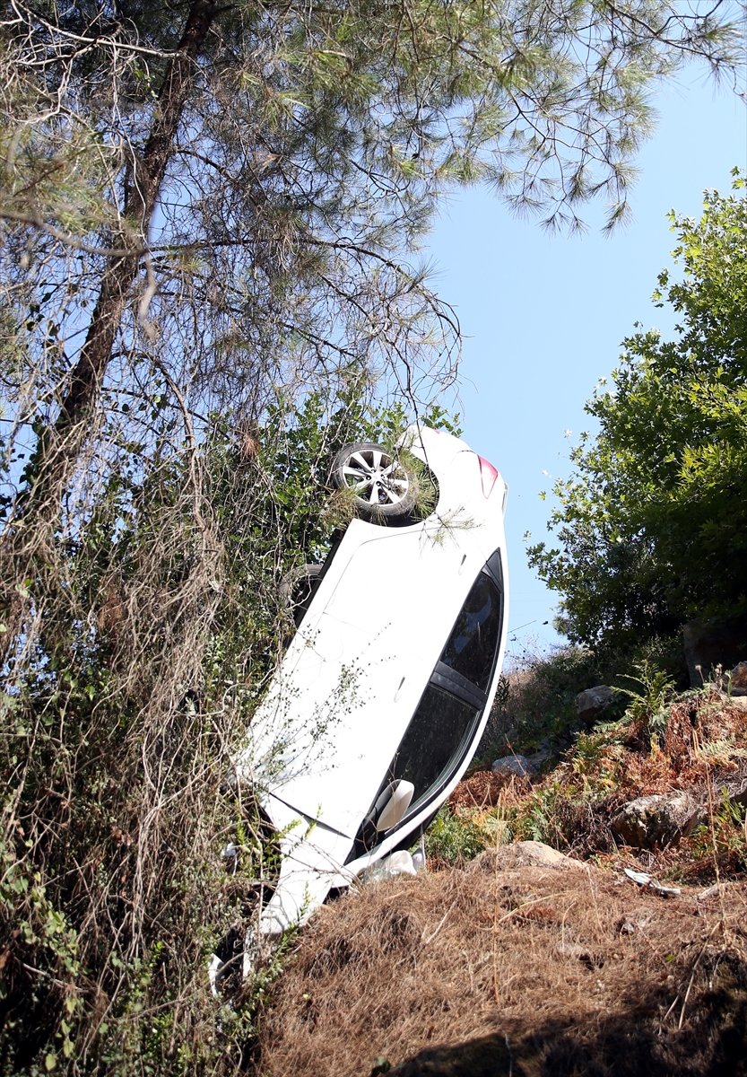 Antalya'da Şarampole Yuvarlanan Otomobildeki 4 Rus Turist Yaralandı