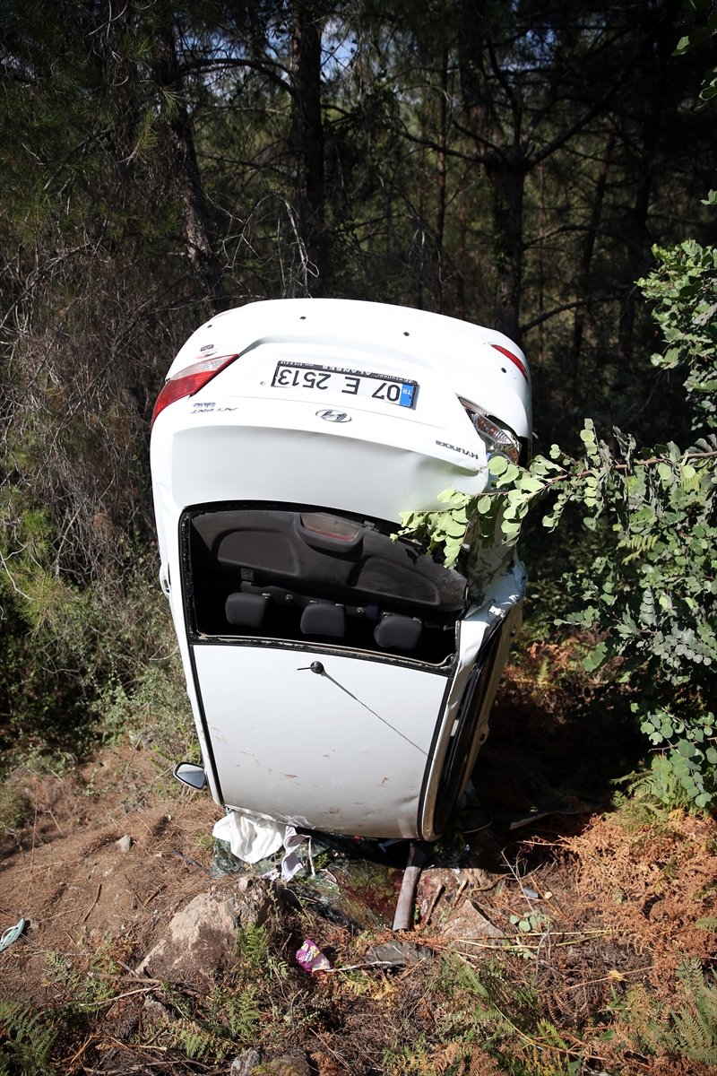 Antalya'da Şarampole Yuvarlanan Otomobildeki 4 Rus Turist Yaralandı