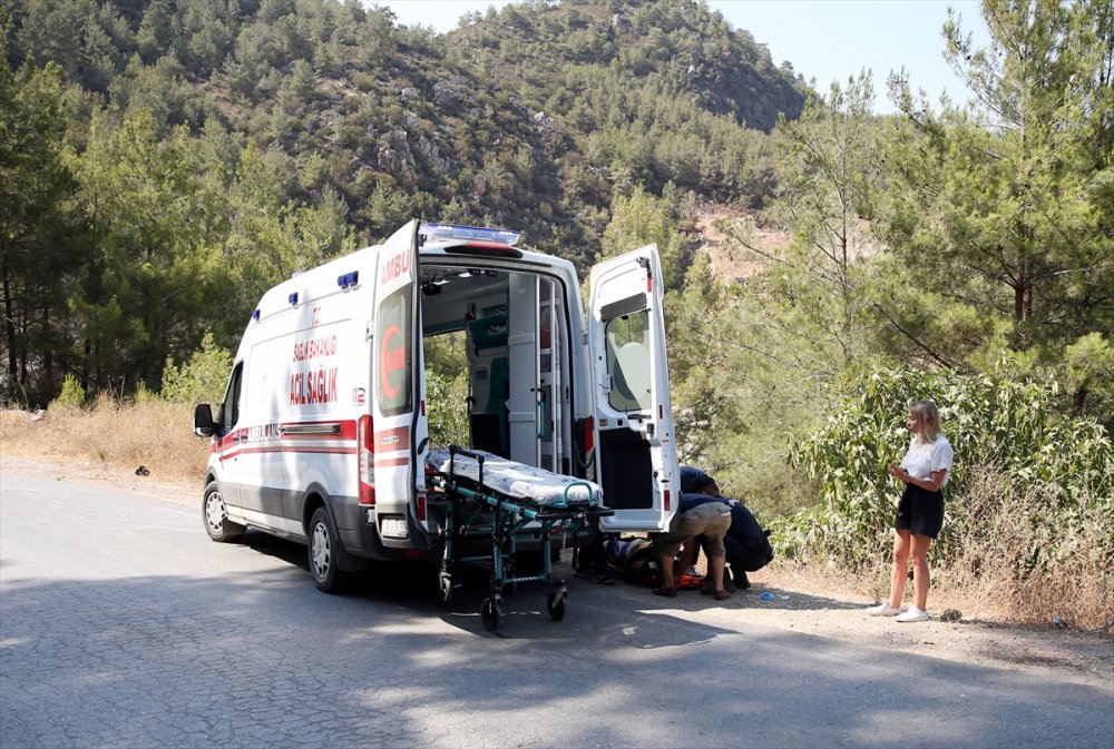 Antalya'da Şarampole Yuvarlanan Otomobildeki 4 Rus Turist Yaralandı