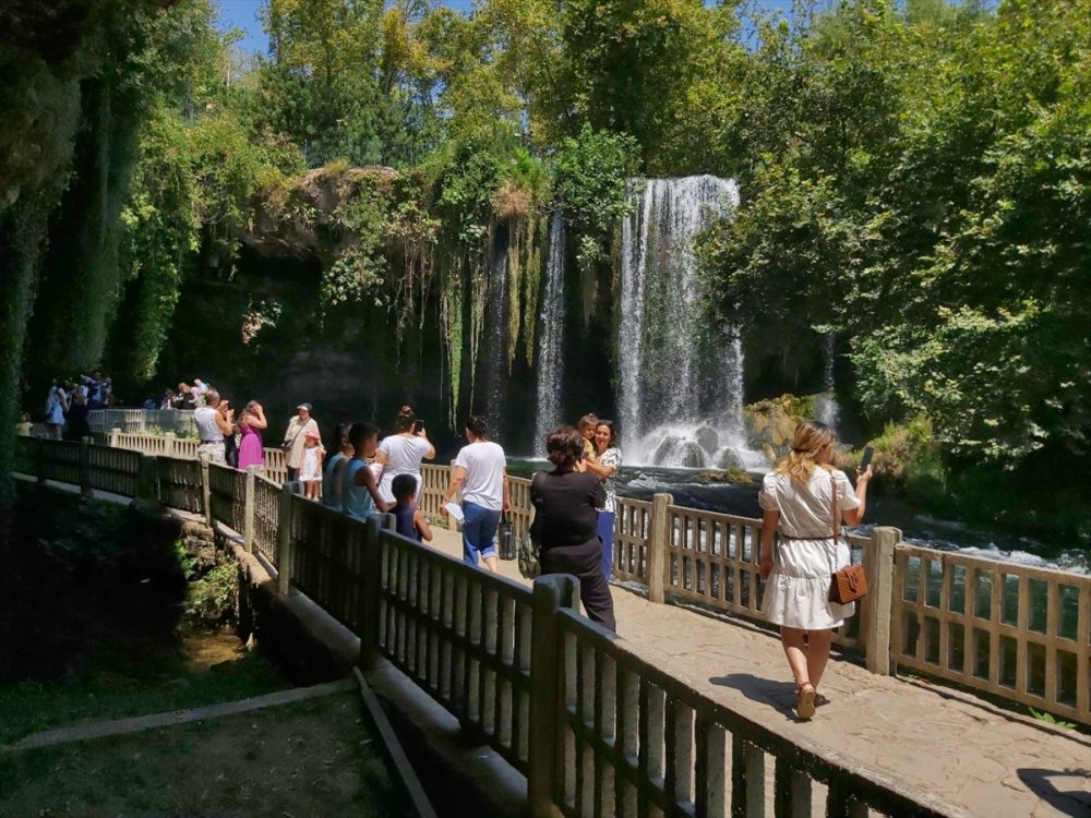 Düden Şelalesi'ni Bayram Tatilinde 100 Bin Kişi Ziyaret Etti