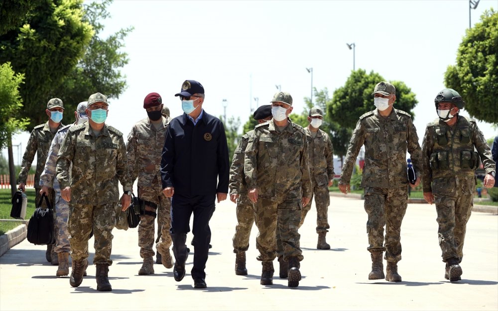 Milli Savunma Bakanı Akar, Beraberindeki Komutanlarla Sınır Hattında