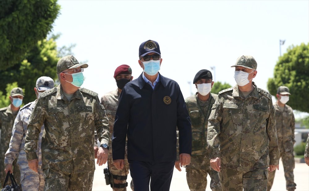 Milli Savunma Bakanı Akar, Beraberindeki Komutanlarla Sınır Hattında