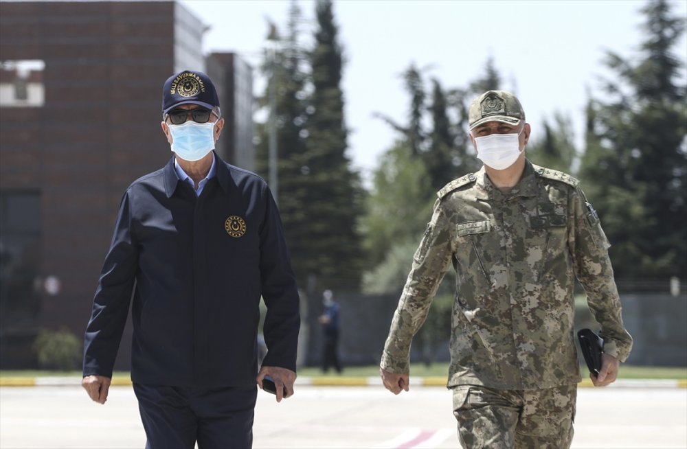 Milli Savunma Bakanı Akar, Beraberindeki Komutanlarla Sınır Hattında