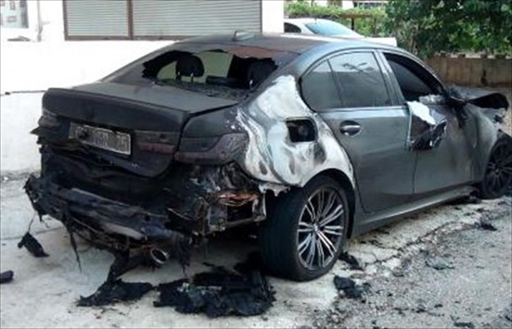 Serik'te Park Halindeki Otomobil Yandı